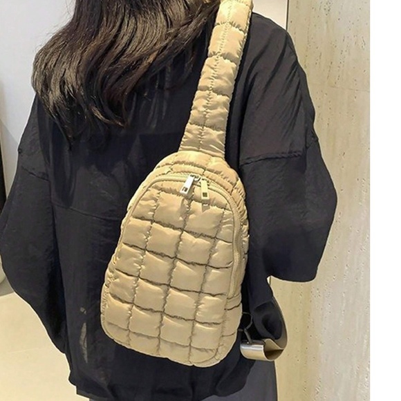 Luxe Quilted Adjustable Strap Zipper High Capacity Crossbody Bag - Picture 4 of 9